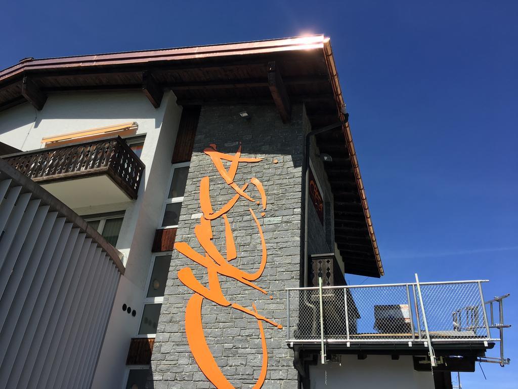 Hotel Restaurant Chesa フリムス エクステリア 写真